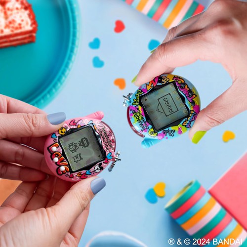 Tamagotchi Connection - True Friends Set Twin Pack (Blue Graffiti and Pink Graffiti)